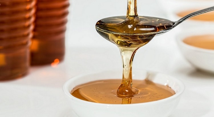 При сухом кашле и першении в горле для лечения можно применять мед.