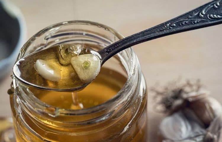 При простуде и ОРВИ поможет чеснок с медом.