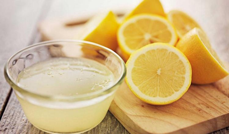 Если сводит икры ног судорогой, какими бы ни были причины, для лечения можно натирать голени лимонным соком.