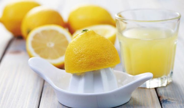 Кое-кто также советует на протяжении смазывать колено лимонным соком.