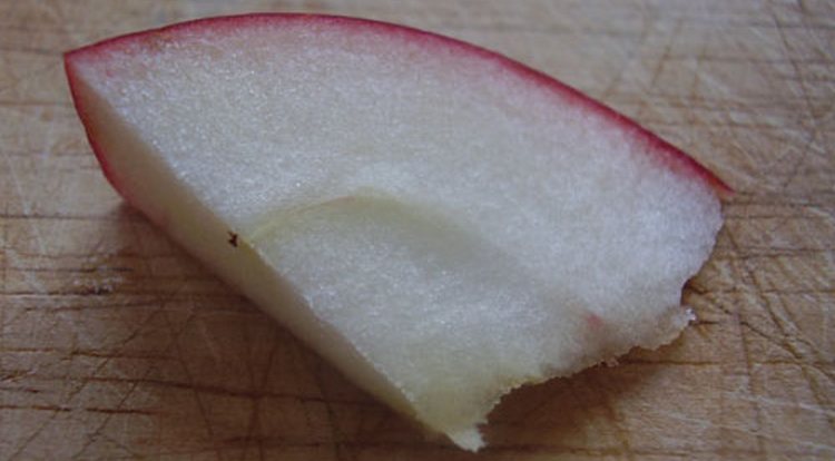Можно также съесть кусочек яблока, добавив к нему каплю соли.