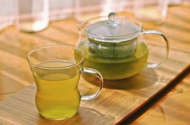 Отварыи чаи из гулявника лекарственного используют при бронхитах, простудах.