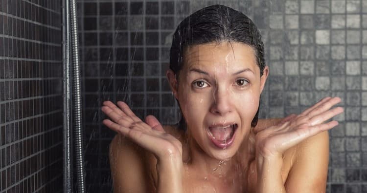 Снизить пигментацию кожи всего тела поможет контрастный душ.