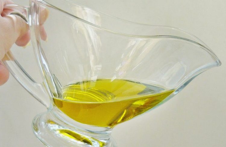Среди самых эффективных народных средств для лечения пролежней можно отметить смесь оливкового масла с водкой.