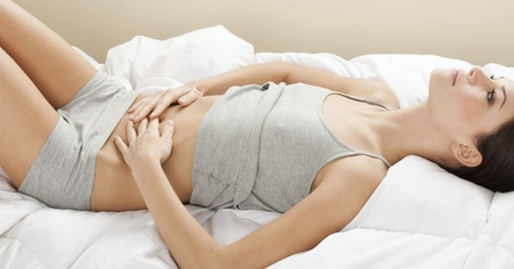При воспалении яичников нередко женщина ощущает достаточно сильные боли внизу живота.