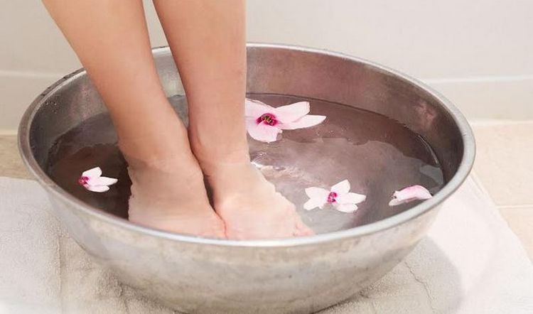 Для лечения воспаления вросшего ногтя на ноге применяют ванночки с целебными травами.