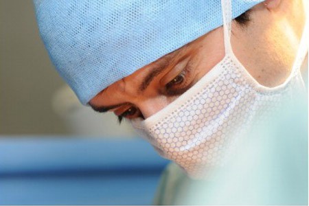 Профессиональный врач-хирург на операции 