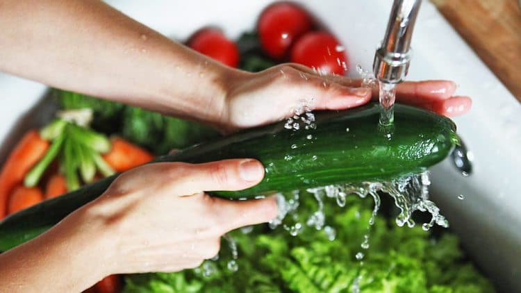 В целях профилактики важно помнить том, что перед употреблением овощи и фрукты надо мыть, а пить желательно бутылированную или кипяченую воду.