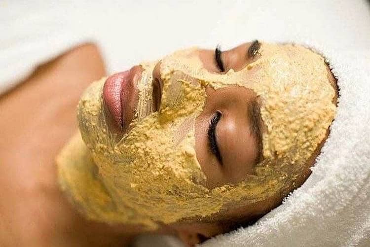 Применяется картофель и в косметологии, из него часто делают маски для лица.