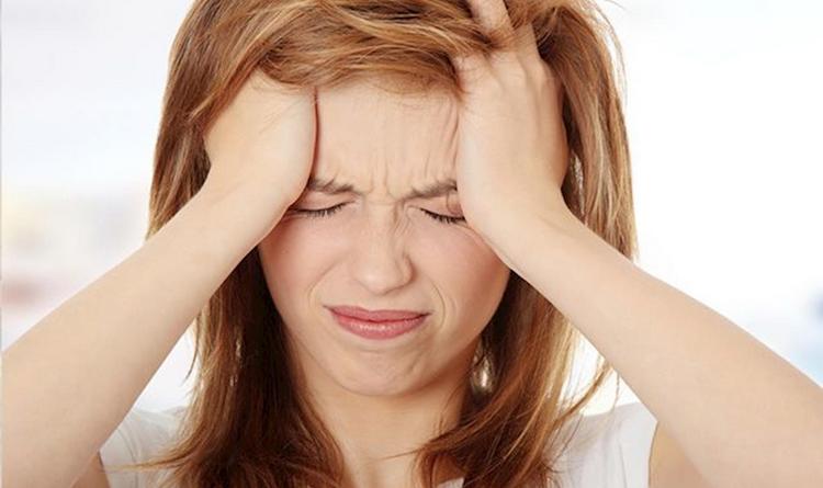 При хроническом течении недуга человек может страдать от постоянных головных болей.