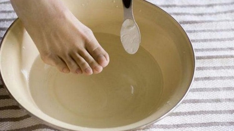 Можно также делать ванночки для ног с содой и йодом.