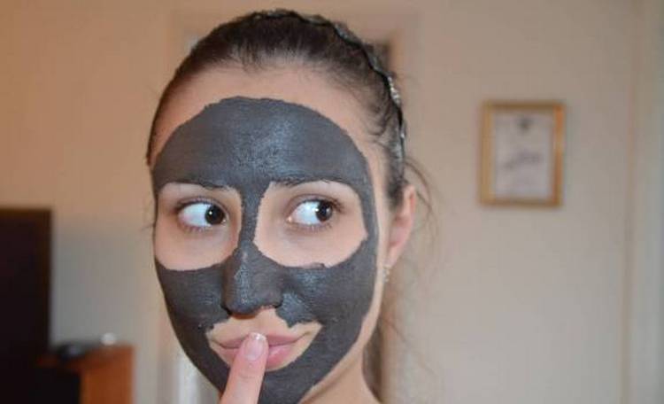 Самая простая черная маска от черных точек в домашних условиях это глина.