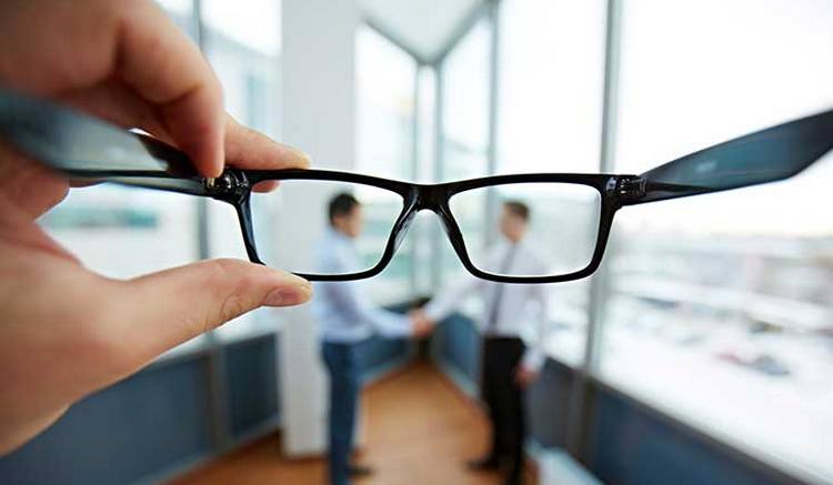 Человеку с катарактой приходится часто менять очки.