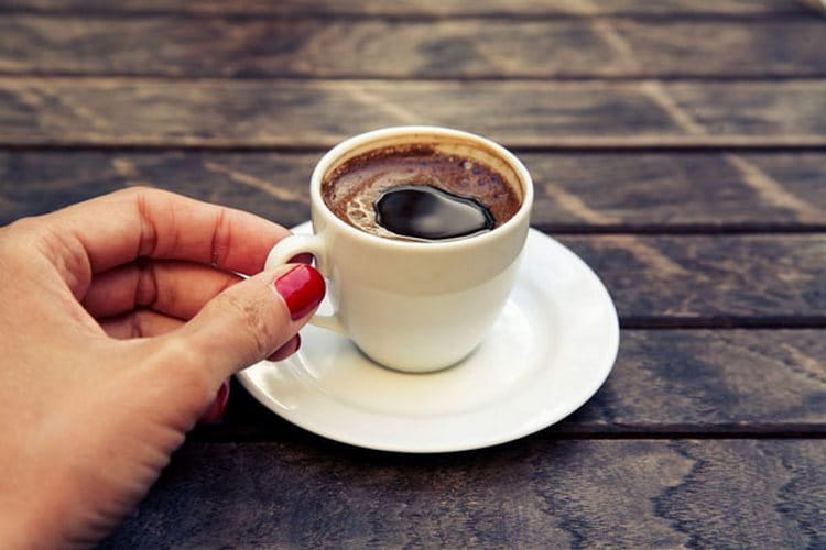 Как известно, желательно употреблять не больше трех чашек кофе в день.