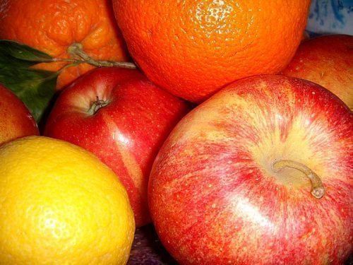 Красные и оранжевые фрукты