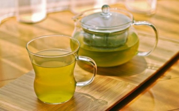 Для быстрого лечения поджелудочной железы народными средствами используют чай на основе пырея.