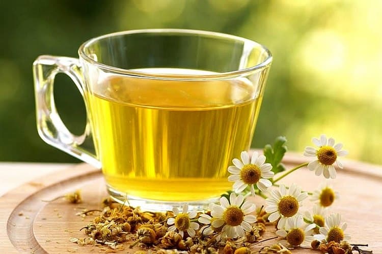Проверенный метод, как лечить аллергию народными средствами, это ромашковый чай и отвар.