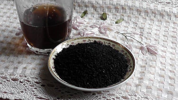 есть также некоторые противопоказания к применению черного тмина, хотя он и обладает многими полезными свойствами.