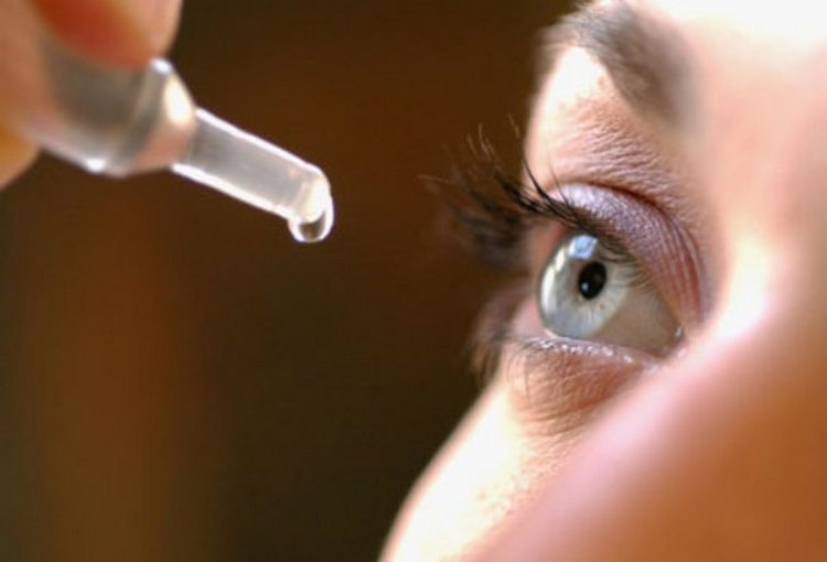 Отваром из водяники черной даже закапывают глаза при синдроме сухих глаз.