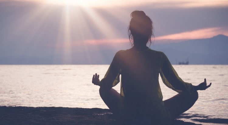 Для профилактики невроза очень важно уметь успокаиваться, можно прибегать к медитации.