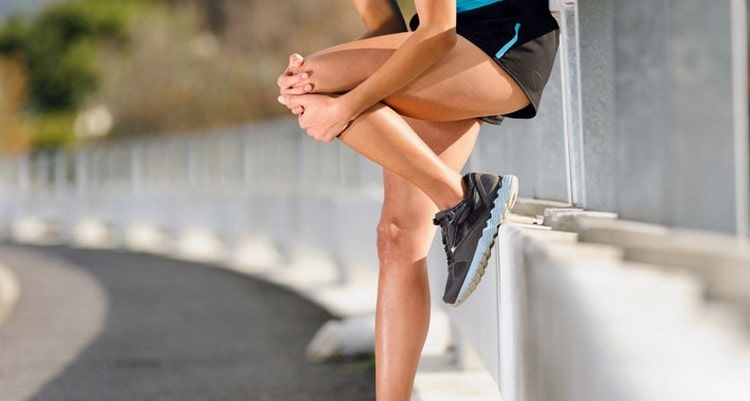 Для профилактики заболевания важно не нагружать колени слишком сильно, но в то же время заниматься спортом.