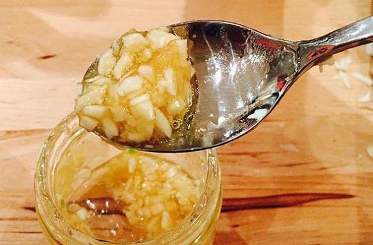 Можно для лечения использовать смесь чеснока с медом.