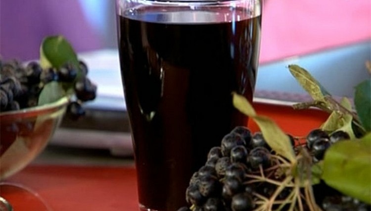 Большую пользу приносит сок черноплодной рябины, но важно помнить о некоторых противопоказаниях к ее применению.