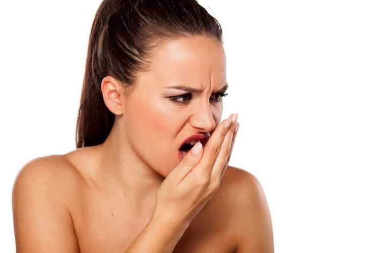 Запах изо рта: причины, симптомы и лечение 
