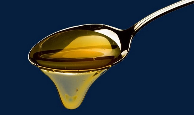 Внутрь масло принимают вместе с медом.