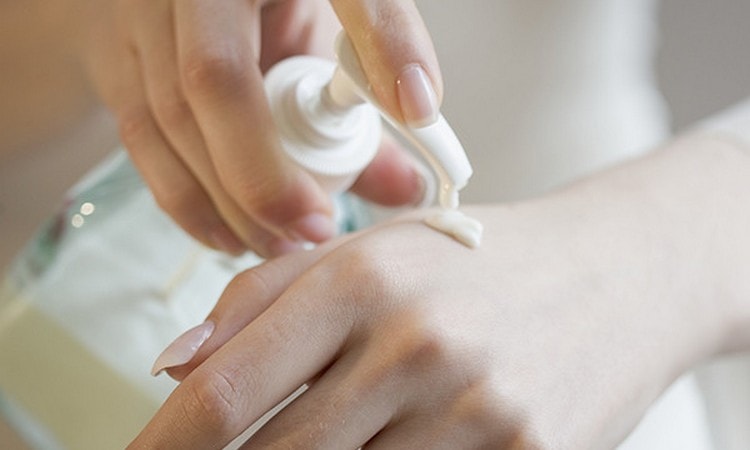 для профилактики образования трещин на пальцах рук важно регулярно увлажнять кожу, использовать качественные кремы и бальзамы.
