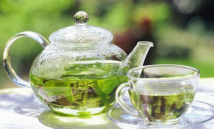 Такой чай помогает облегчить симптомы трахеобронхита у взрослых и сделать лечение более эффективным.