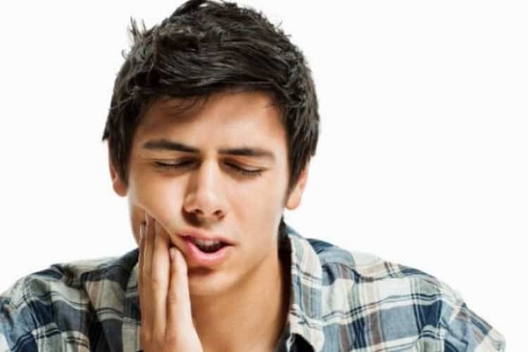 Что делать, если болит зуб: рецепты для снятия боли в домашних условиях