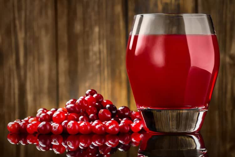 Огромную пользу приносит сушеная клюква, а также свежий сок ягоды, но есть и противопоказания к его употреблению.