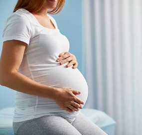 Беременная женщина в ожидании врача