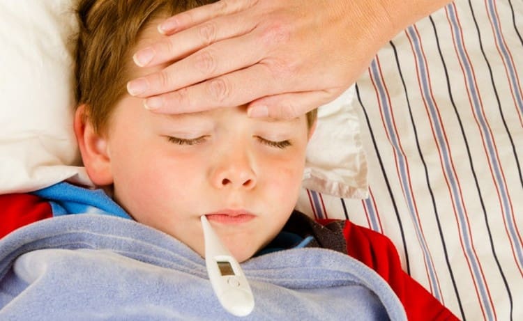 Симптомы вирусного менингита у детей очень похожи на обычную простуду.