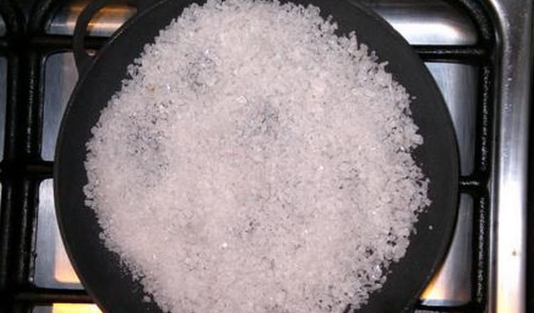 Один из самых простых способов лечения ахиллобурсита народными средствами это прогревание солью или сахаром.