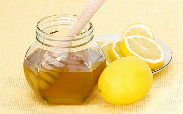 Хороший способ, как убрать пигментацию на лице, это использование маски из меда и лимонного сока.