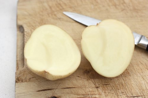 Разрезанная пополам картофелина