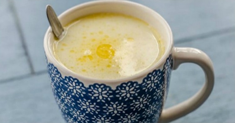 При кашле полезно пить молоко с медом и несколькими каплями масла хлопчатника.