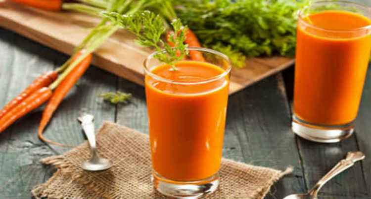 После обнаружения причин недуга для лечения поывшенной кислотности желудка можно принимать морковный сок.