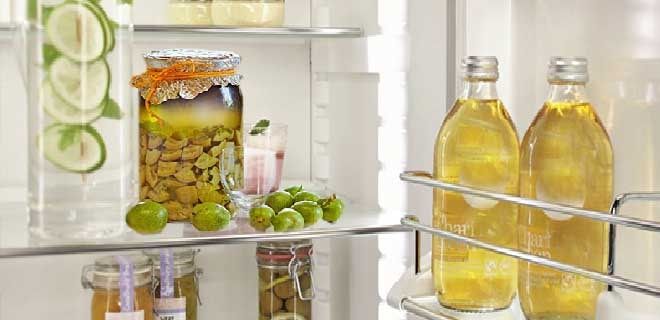 Смесь зеленые грецкие орехи с медом в холодильнике