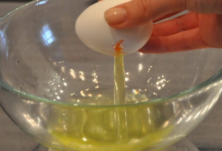Маска для лица з белка яйца подойдет для жирной и комбинированной кожи.