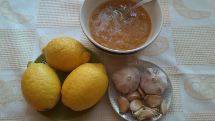 Для лечения вдомашних условиях можно приготовить снадобье на основе лимона, меда и чеснока.