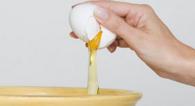 Маска для волос из яйца должна использоваться сразу после приготовления.