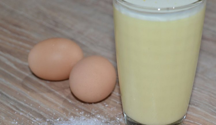При мигрени можно выпить коктейль из яйца с горячим молоком.