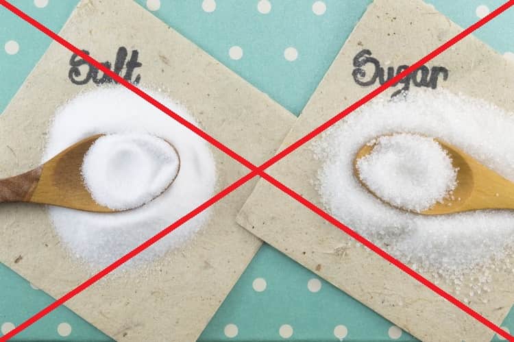 При рисовой диете для похудения и очищения надо также отказаться от соли и сахара.