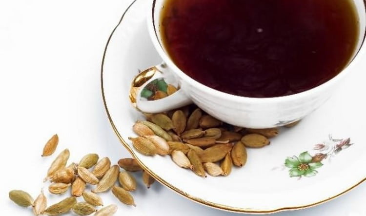 При недержании газов в кишечнике независимо от причин для лечения можно принимать чай из семян кардамона.