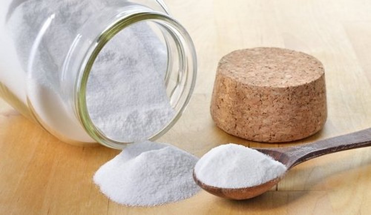 Очищающий скраб для лица в домашних условиях можно сделать на основе соли и соды.