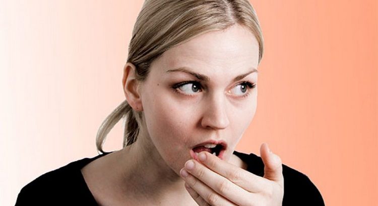 Из-за застоя желчи у человека может возникнуть гнилостный запах изо рта.