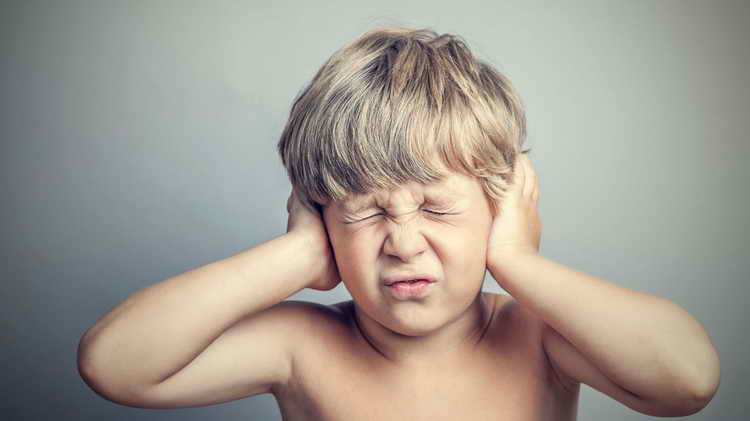 у ребенка болит ухо без температуры